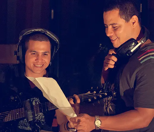 Apadrinados por Ricardo Arjona, el do cubano Buena Fe presenta su nuevo sencillo Dame Guerra.